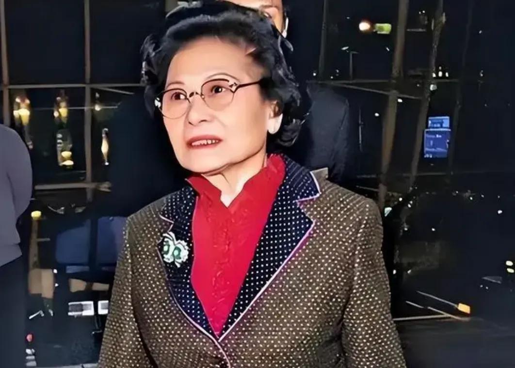 咋舌，94岁“包租婆”成中国女首富！她的720亿是怎么来的？
邝肖卿是中国女企业