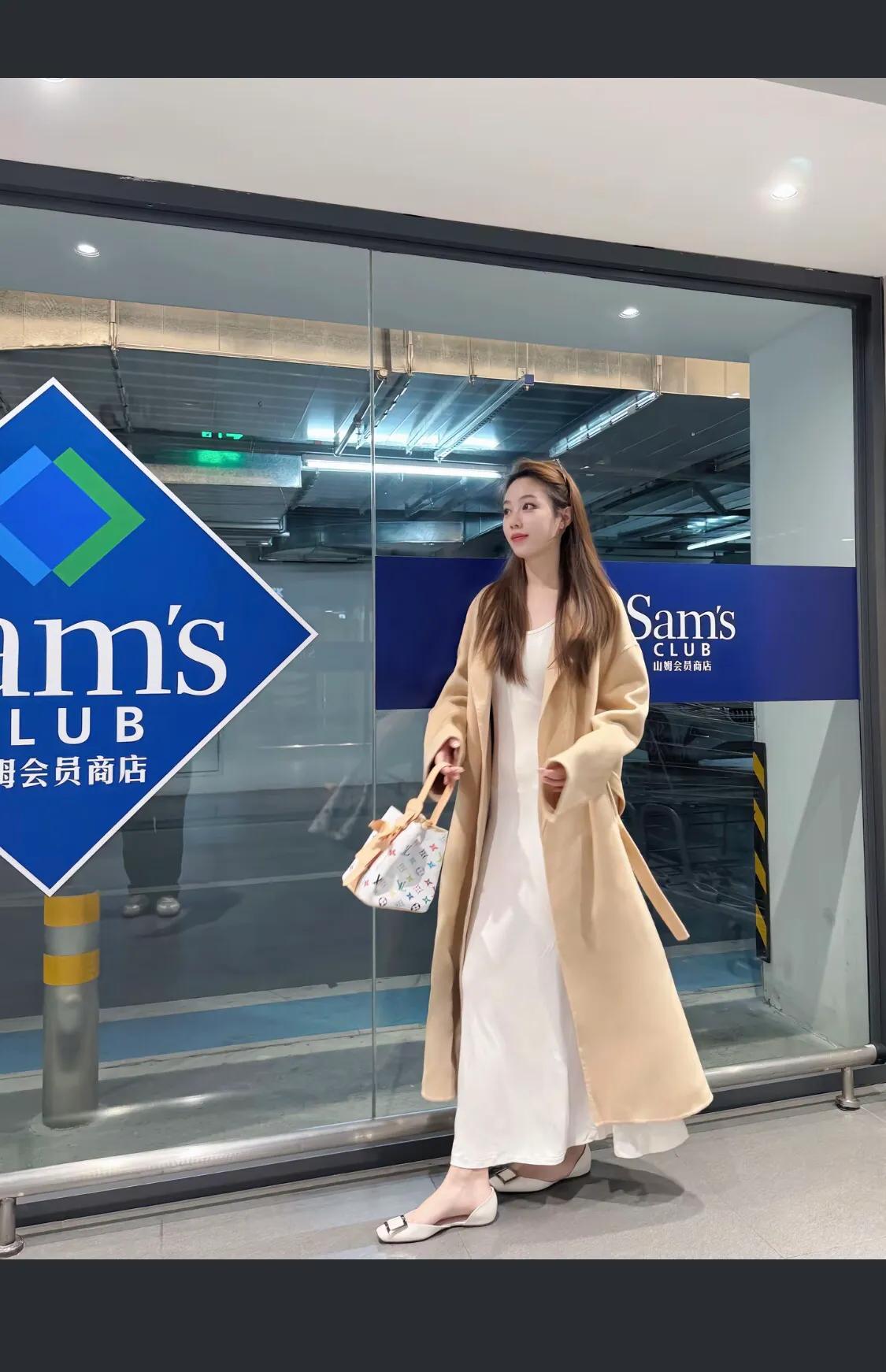 在Sam's Club门前，享受宁静的等待时光。