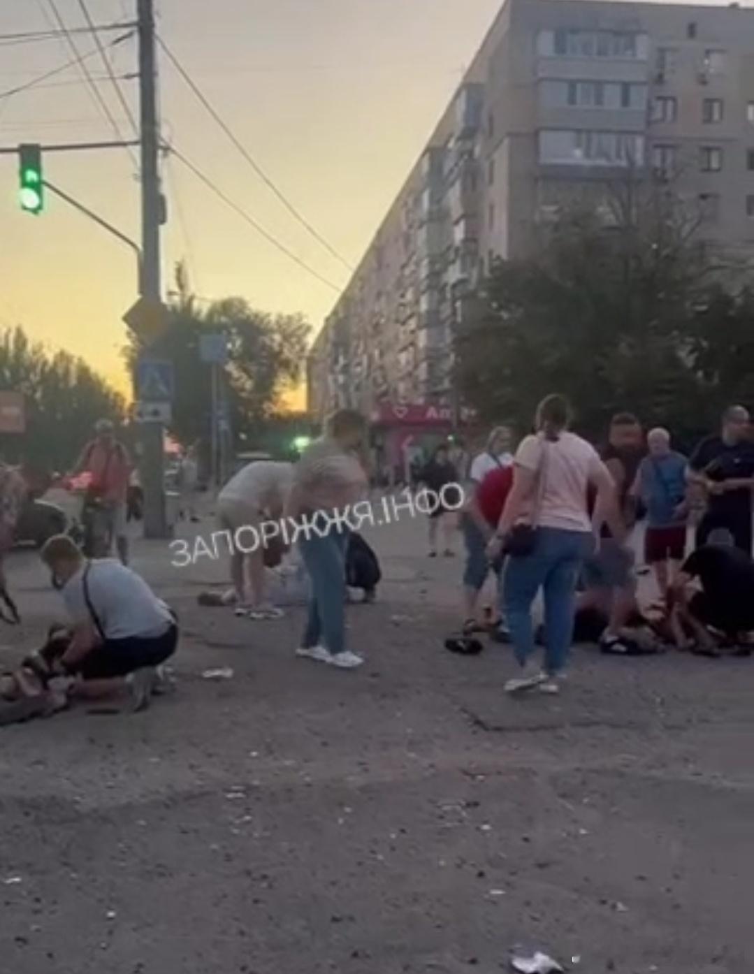 俄罗斯对乌克兰扎波罗热路边的平民车辆发动袭击。 