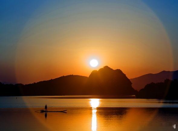 仲夏端午似早春，白天黑夜雨不停。旅游景区门罗雀，只盼大地早换天。年景不顺连月雨，