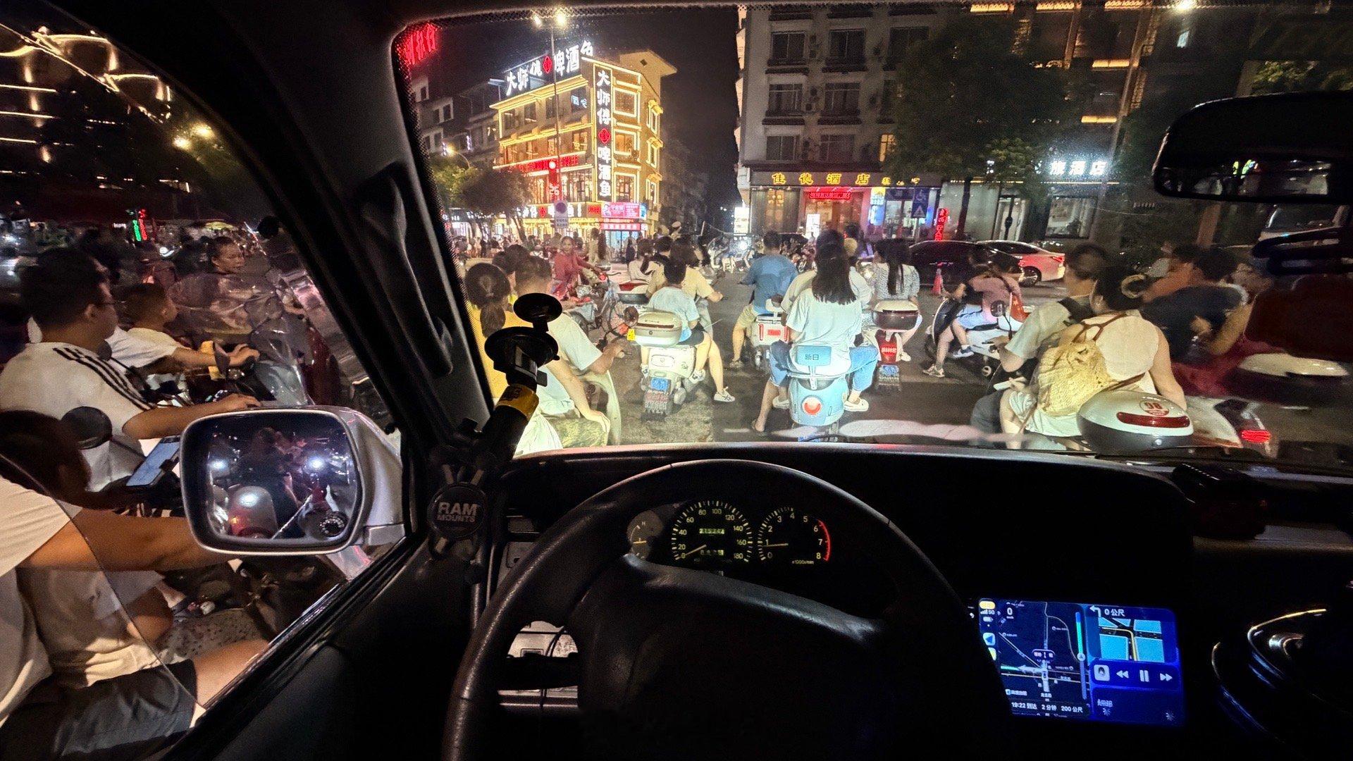 一个路口过了40分钟，绿灯一亮，只有25秒，电动车洪流过了22秒，汽车能动，就只