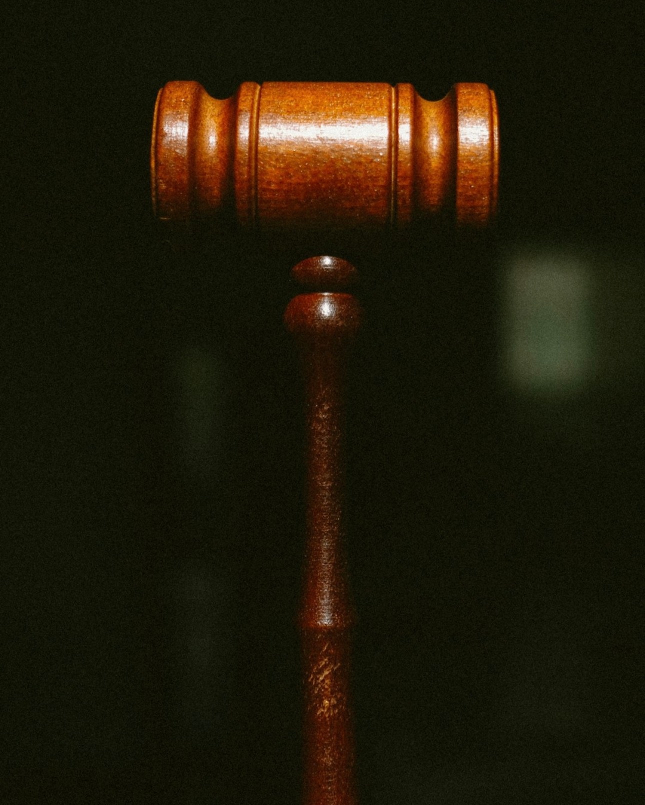 据星报报道，一名已被停牌的多伦多律师因向法庭提交由 AI 生成且包含“大量虚假和