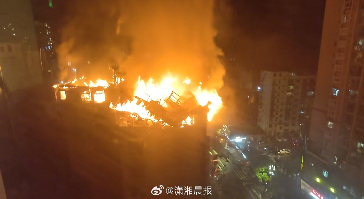 【重庆#一居民楼顶起火老人被救时表现抗拒#】#起火被救老人住违建十余年拒绝搬离#