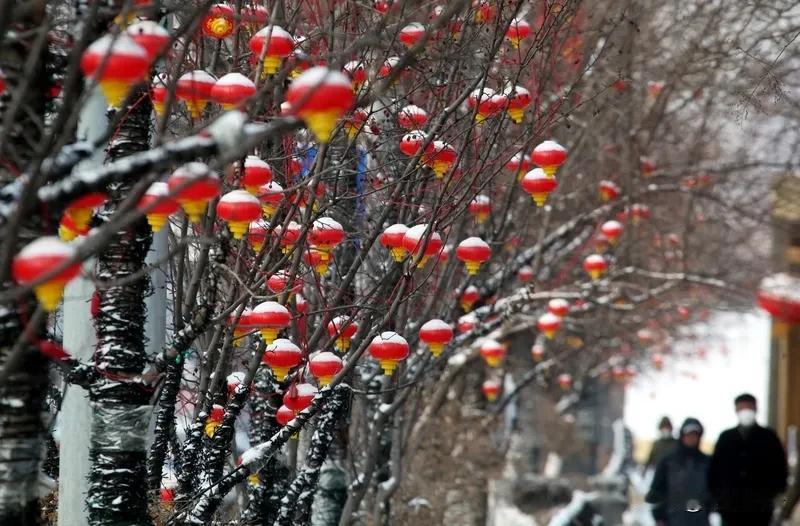 上联“送旧年窗花映白雪”，下联我对“迎新春福字贴红门”。旧年过去，新春到来，窗花