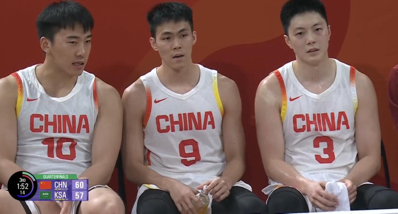 中国男篮第三节崩盘，单节净输10分，中国男篮62:63被沙特反超1分，第四节生死