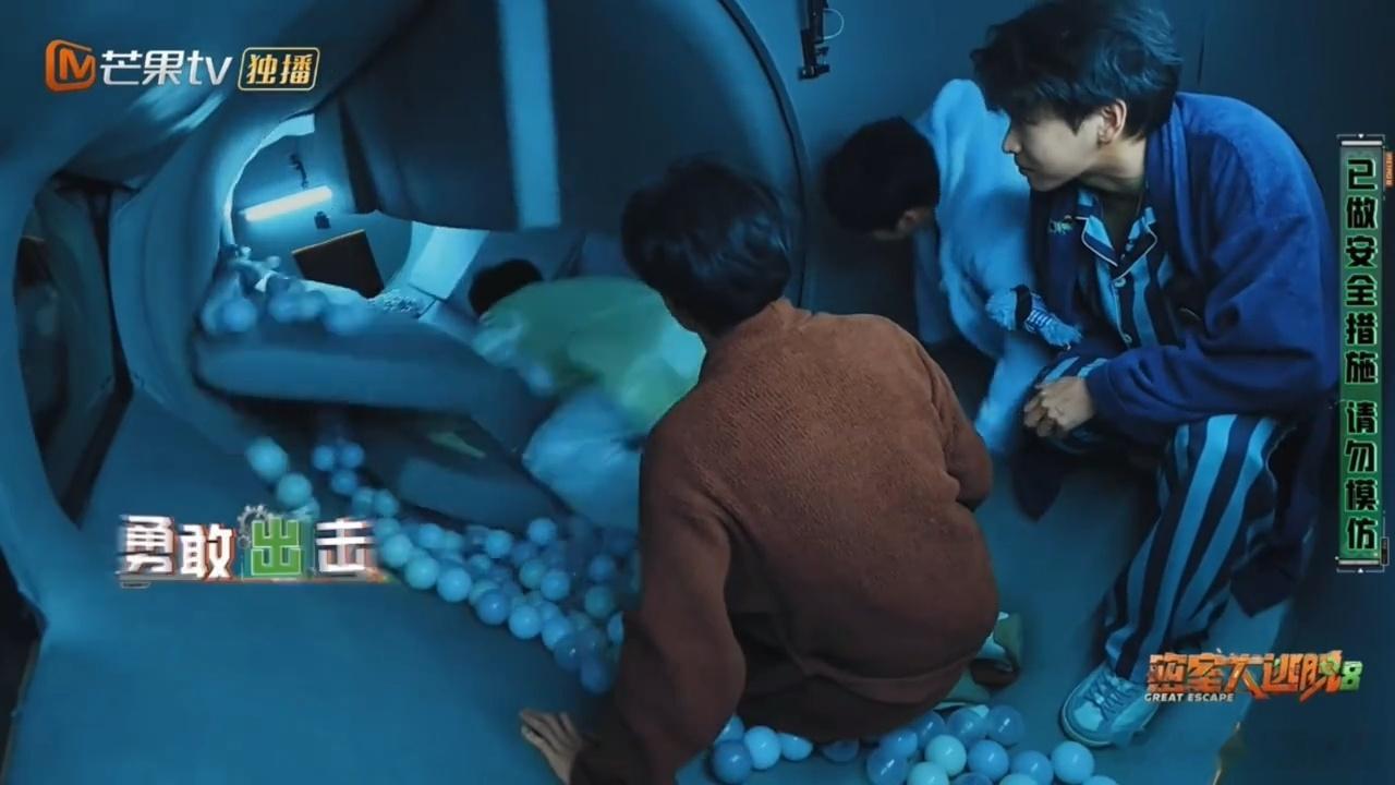 密室大逃脱8 我的评分：张真源 滚筒洗衣机视角密室大逃脱穿梭密室寻找线索，特殊机