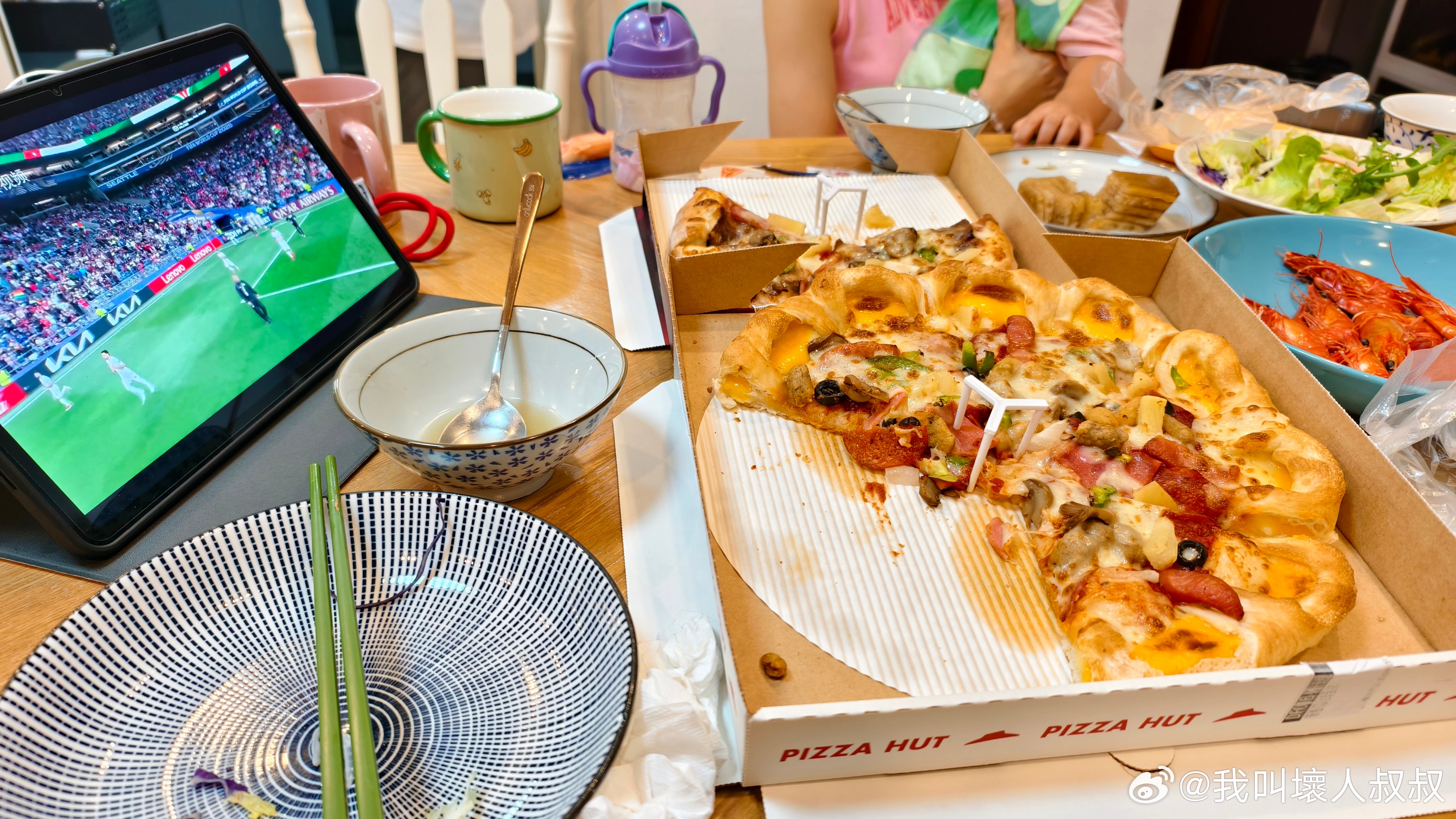 宅家的周末，随意的饭桌，享受世界杯。 