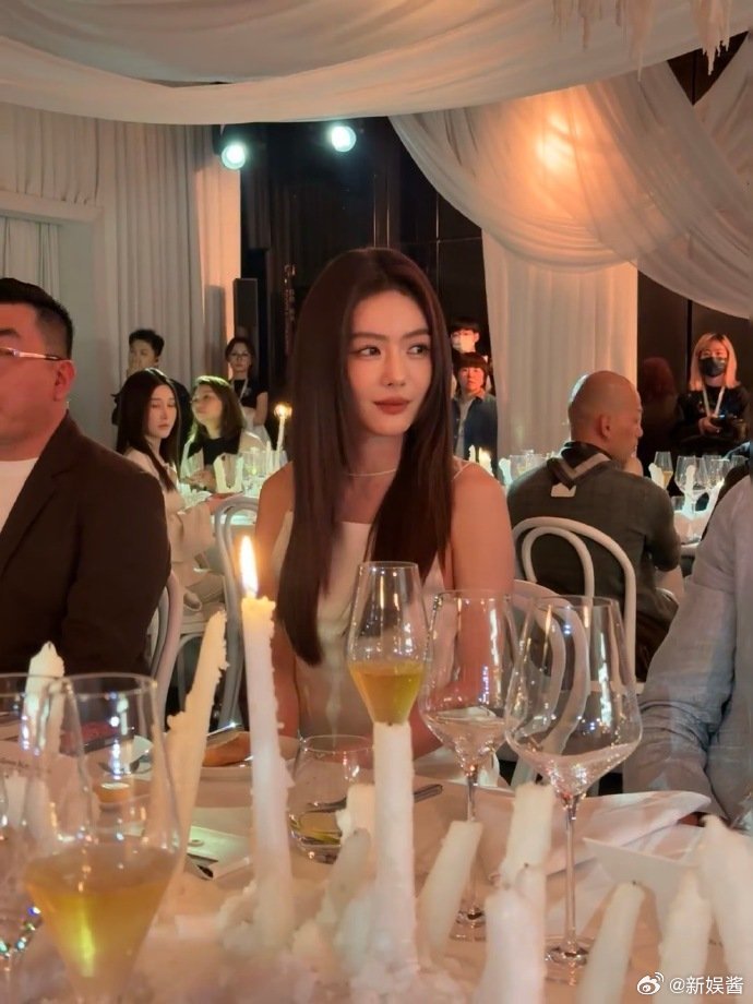 蔡文静上秒御姐下秒甜妹 家人们谁懂啊！蔡文静就像是我生活中的一束光，每一次出现都