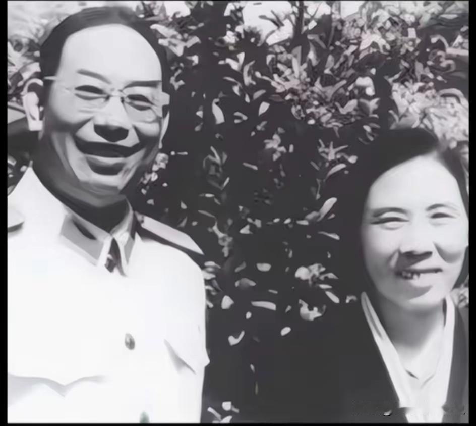这张黑白老照片，定格了许光达大将与妻子邹靖华相伴的温馨时刻。照片里，背景花木葳蕤