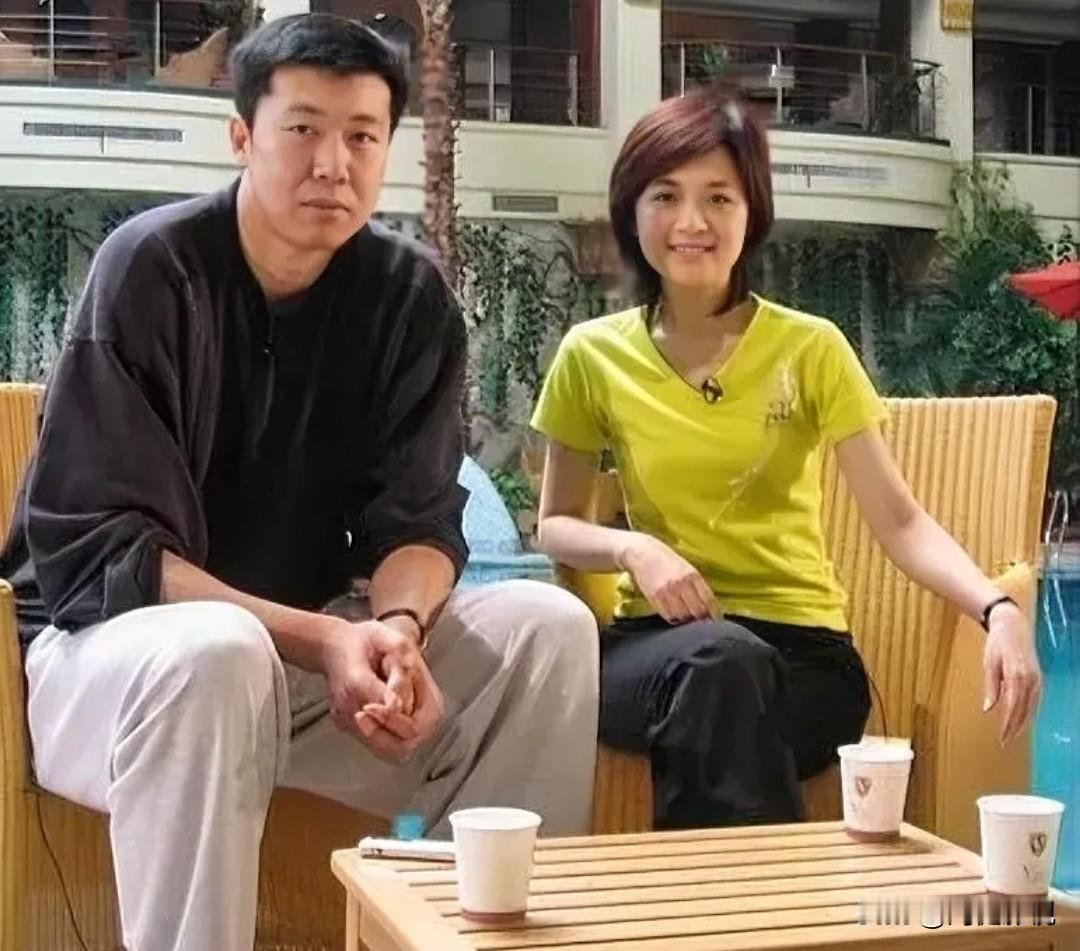 哪位能认得出右边美女是谁？她在90年代可红了，与倪萍、赵忠祥、杨澜等老牌主持人同