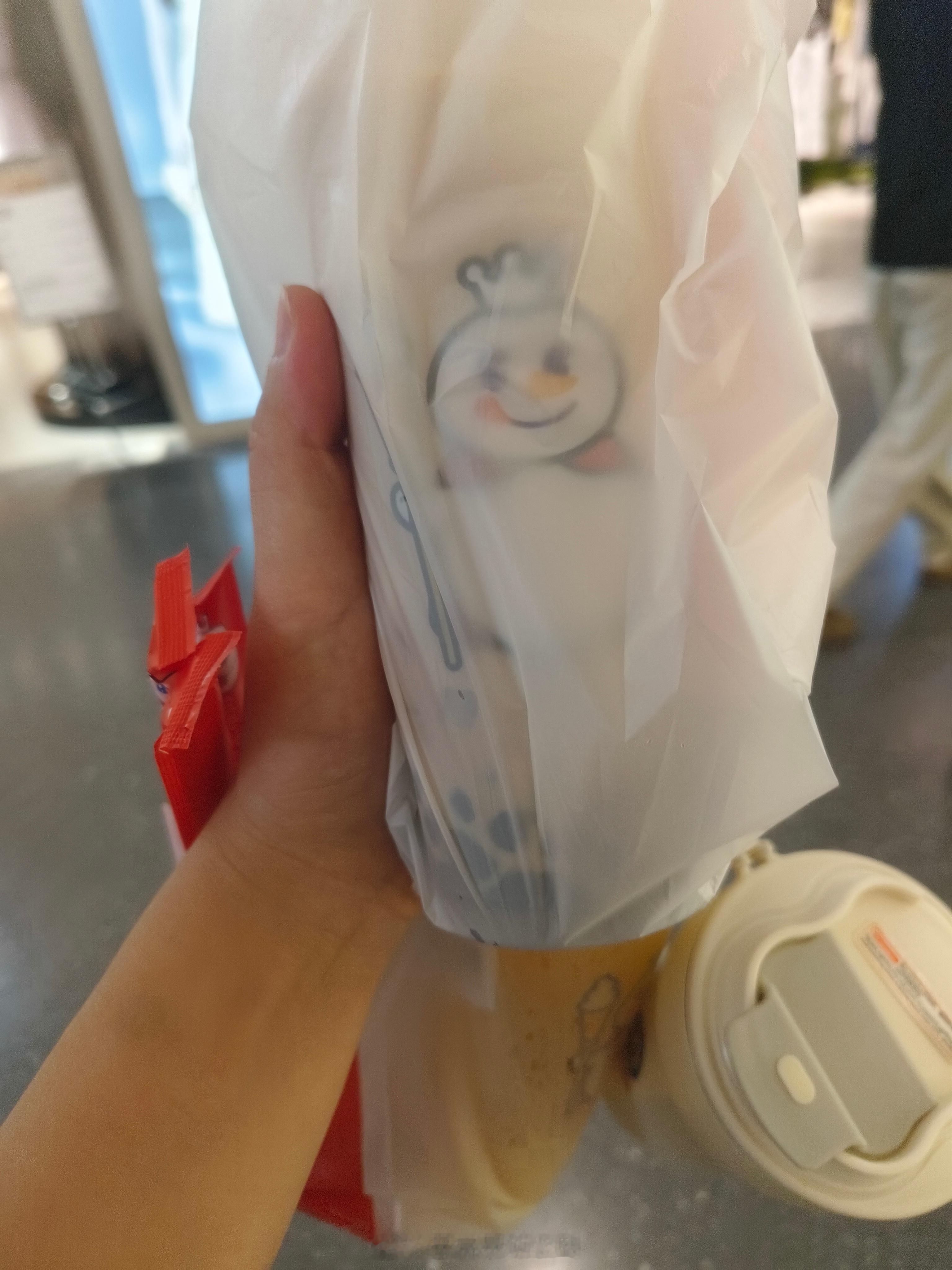 同事说生病只能喝热的第一次在夏天喝热奶茶🧋 