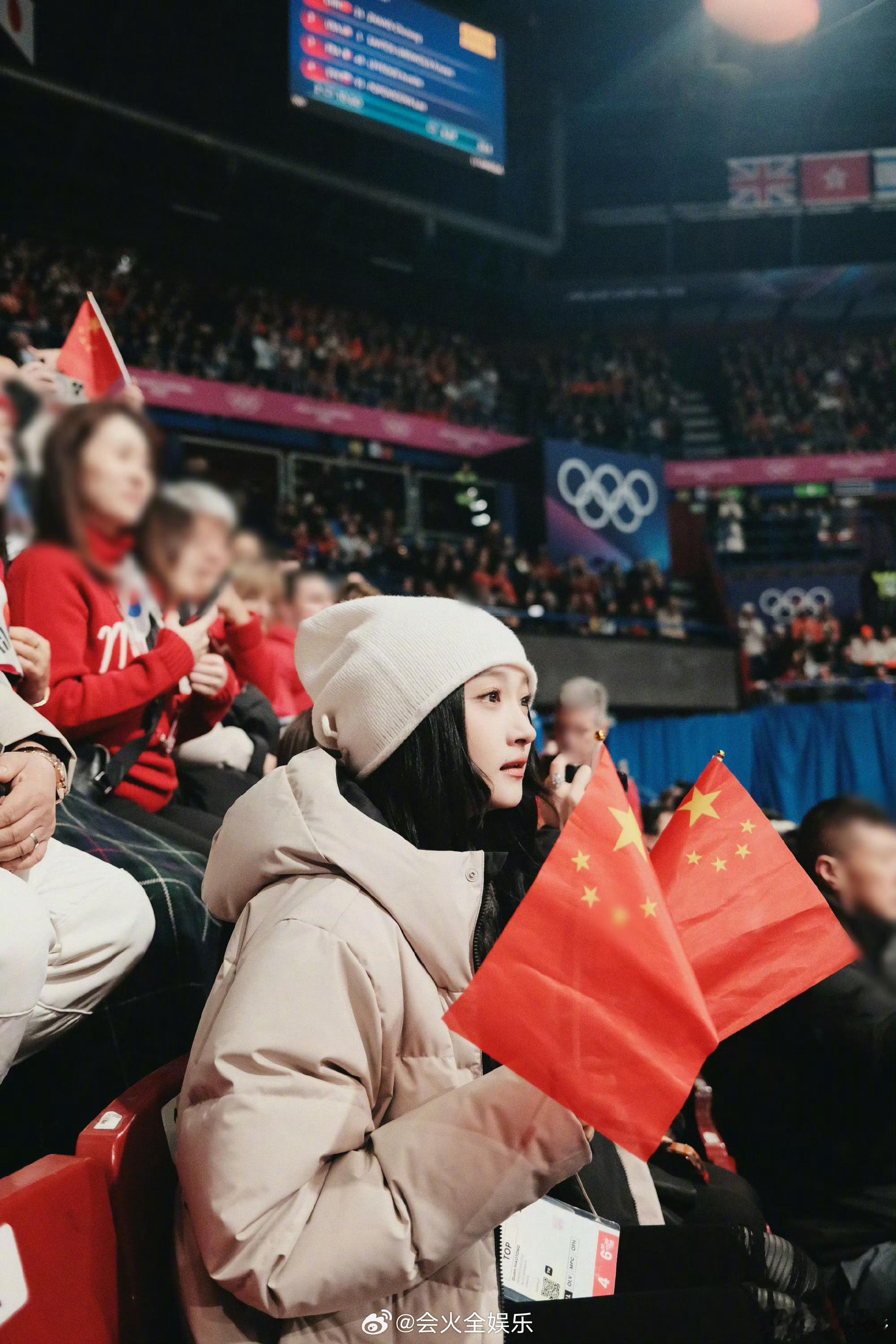 在观赛席偶遇的两位关晓彤晒与王濛的合照关晓彤晒与王濛看冬奥合照