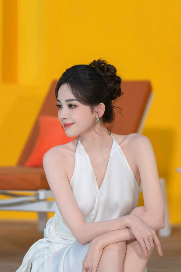 娜扎阳光泳池和白裙提前过夏天的娜扎  提前过夏天的娜扎，娜扎阳光泳池和白裙，咱就