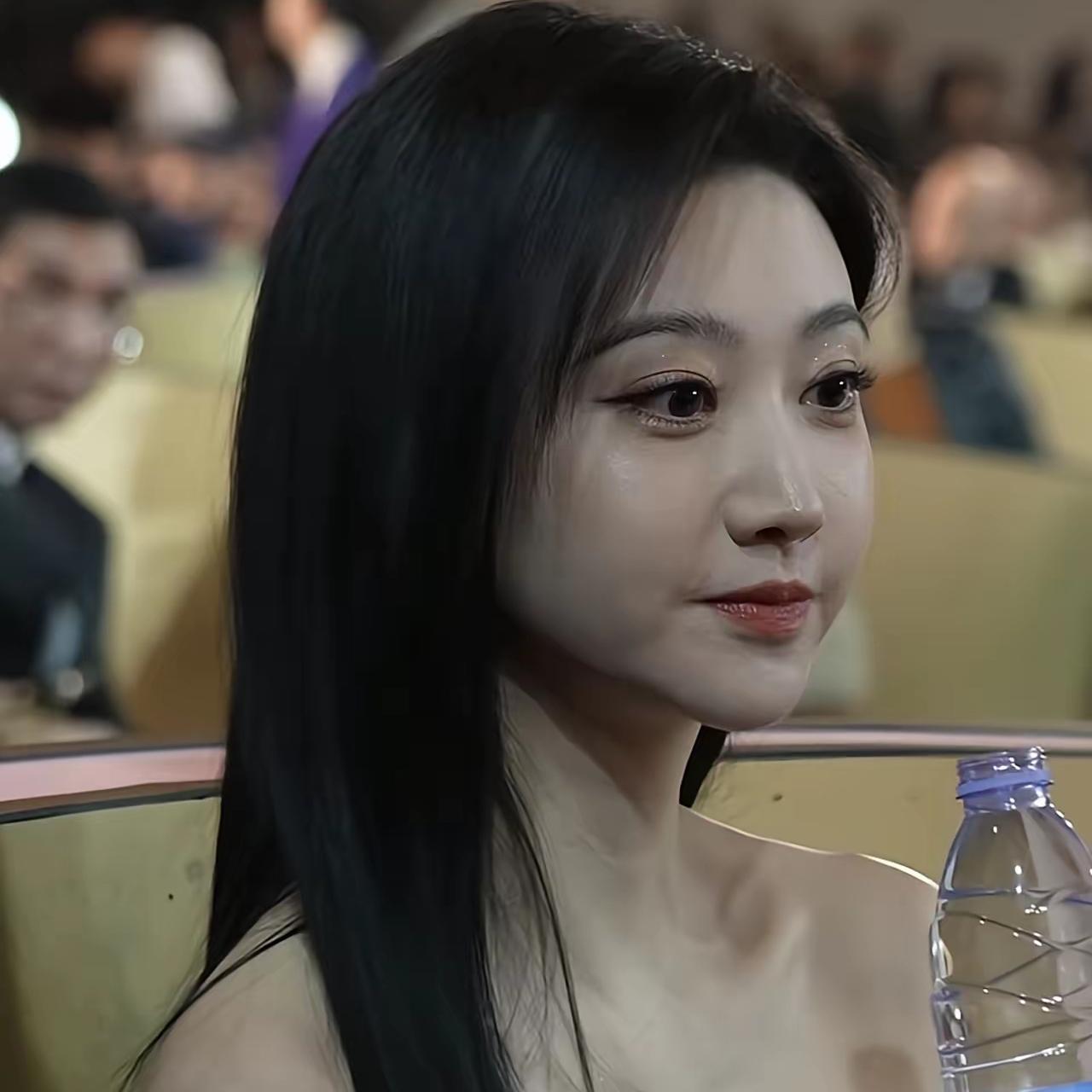转眼1988年的景甜
快要迈入四十岁，
不少人把目光放在她的外貌状态上，一场舆论