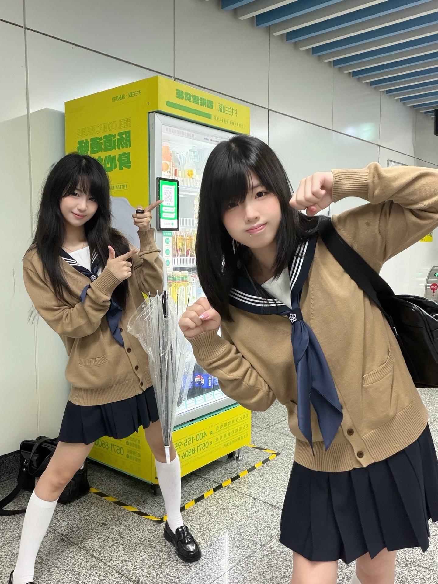 谁来懂一下基础款水手服的美萌。