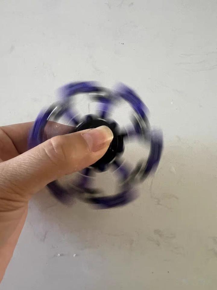 一开始不理解，为什么那么多人喜欢玩指尖陀螺？但是在他上手的那一刻，感觉还是挺让自