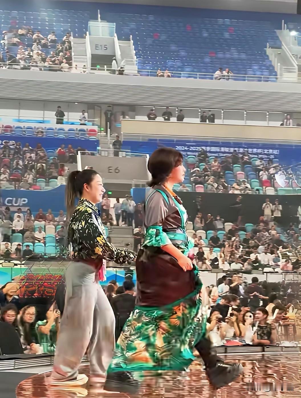 知道是参加百花奖颁奖晚会，不知道以为是参加内蒙古那达慕大会选手来了北京百花奖盛典