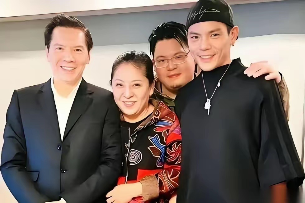 我严重怀疑，  这是向家提前合谋好的一出戏，  看向左采访就感觉在演戏，笑死了，