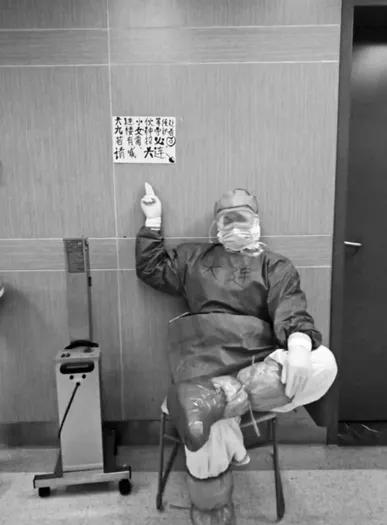 2020 年疫情期间，大连小伙蒋文强坐高铁去长沙，不小心误入武汉返程车厢，结果被