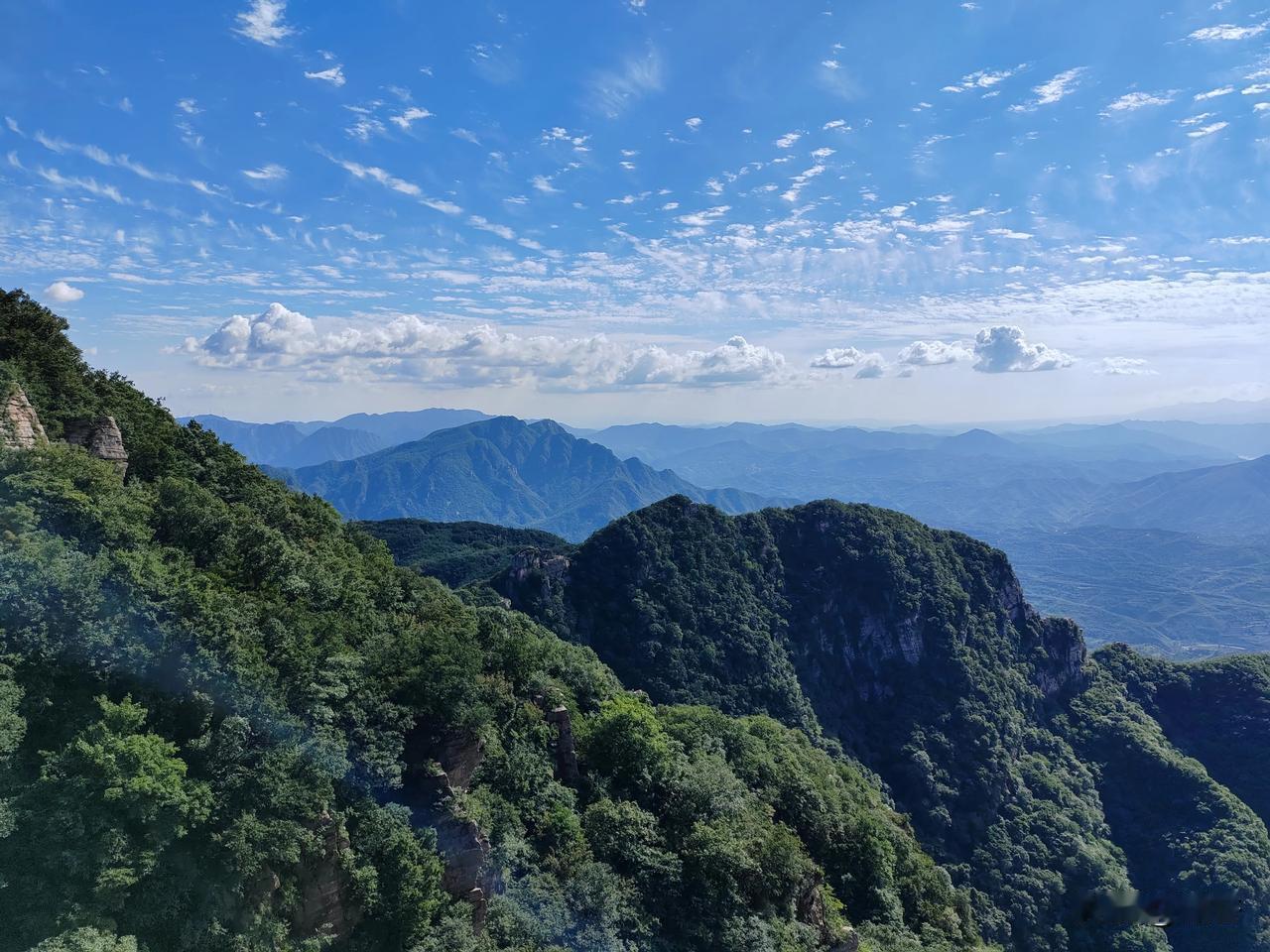 #分享一张蓝天白云照片#
从高山流水到大漠黄沙，
在蓝天白云下感受祖国的大好河山