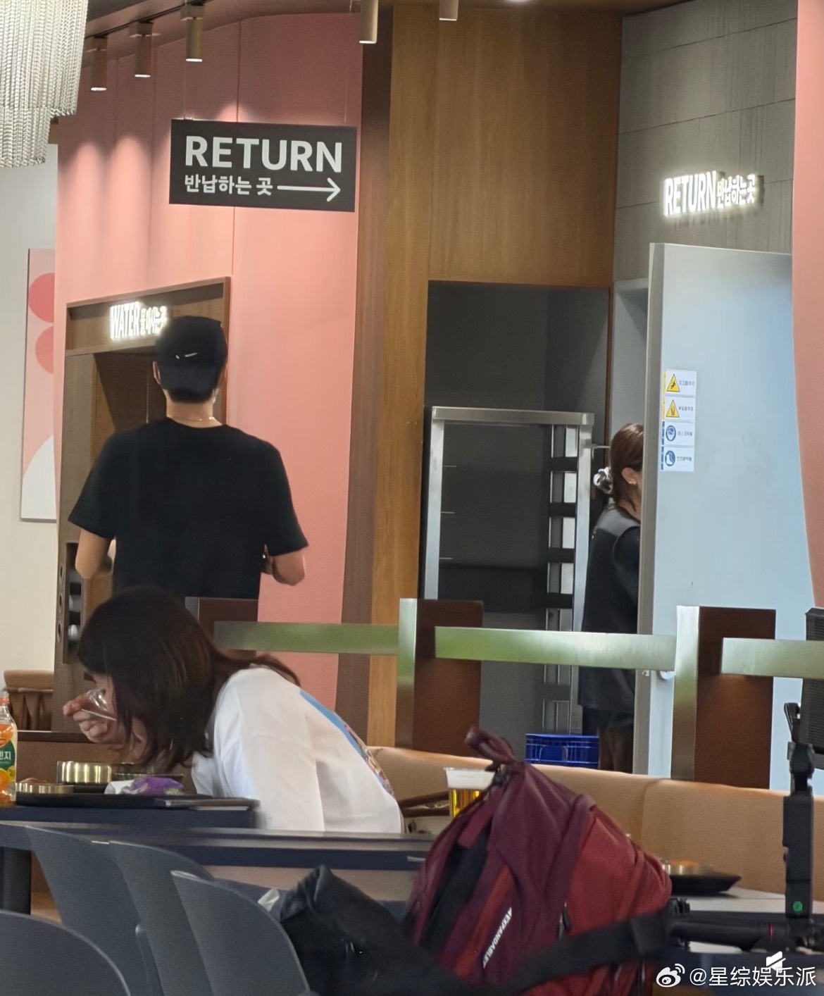 吴世勋吃完不忘端盘子走吴世勋送盘子回去好可爱饭后主动收拾，这个乖巧画面越看越喜欢
