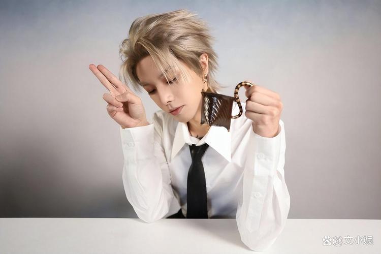 3月30日，庞麦郎转发李荣浩维权微博并@华晨宇，重提《我的滑板鞋》版权旧账。华晨