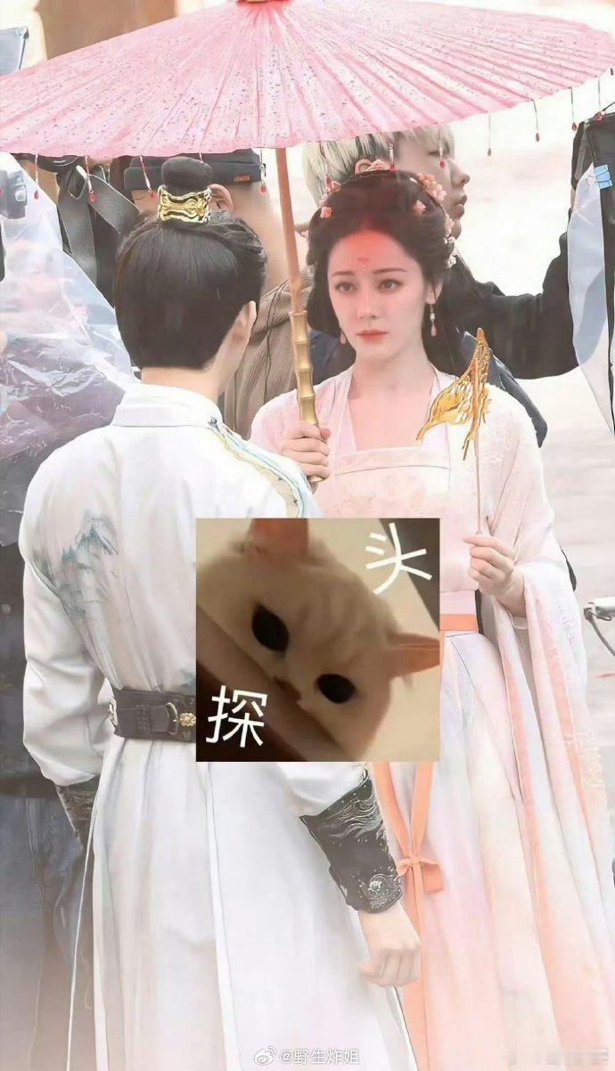 #迪丽热巴手持糖画#迪丽热巴手持糖画，笑得好甜，《慕胥辞》粉衣糖画路透，期待《慕