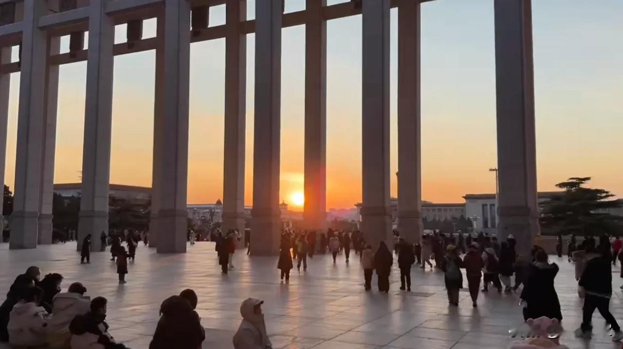 从国博出来的时候正值夕阳时刻
看着对面的人民大会堂
心中顿时充满了无法描述的美好