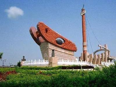 广东潮汕人杰地灵，潮汕人善于经商，民间有十个老板九个潮的说法，香港三分之一上市公