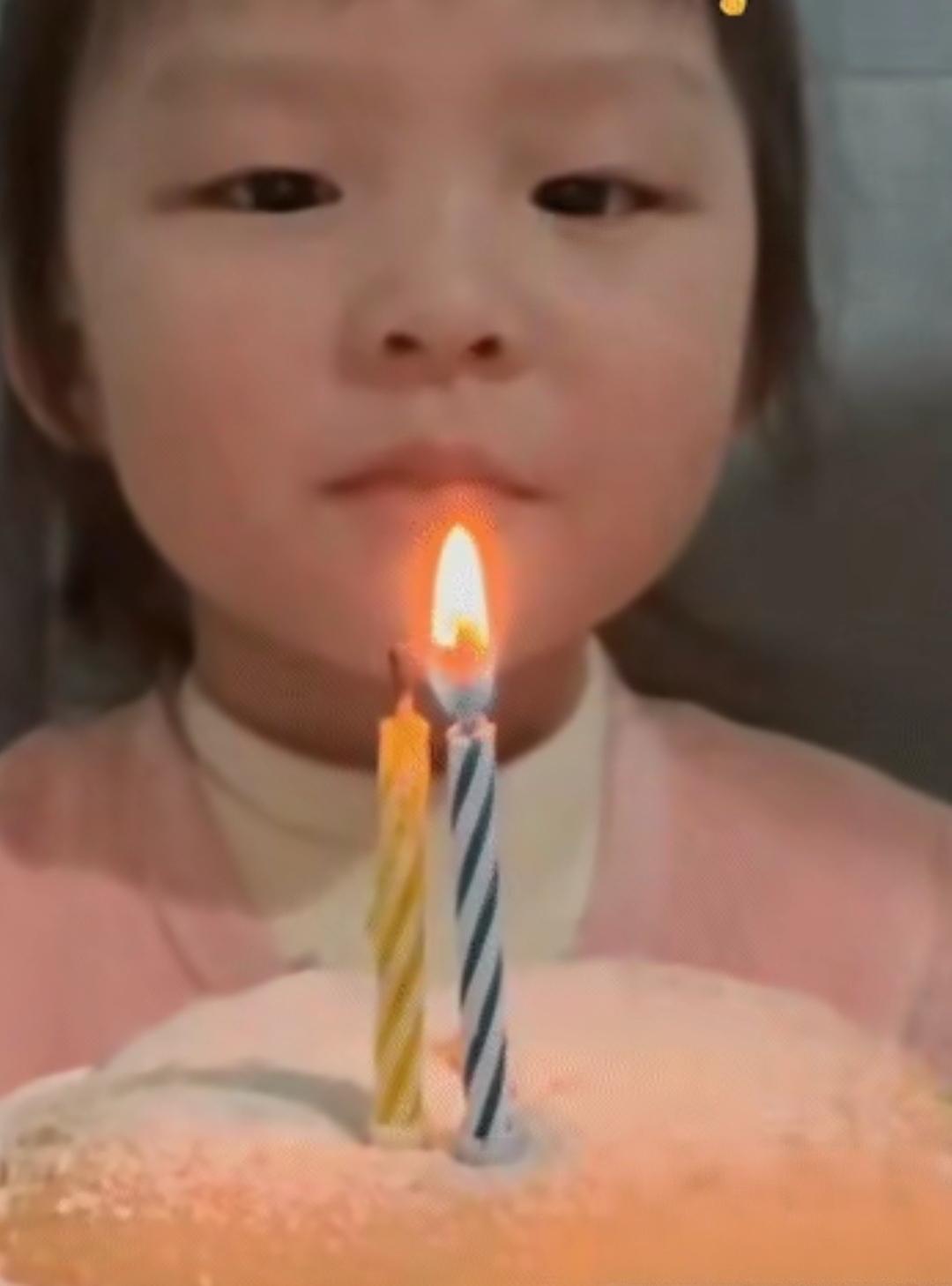 这个小女孩火上新华社啦！

事情是这样的，小女孩在过生日时许了一个小小的愿望：我