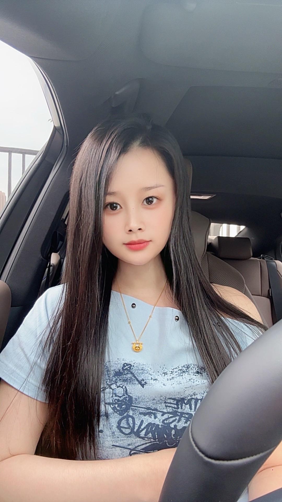 娶小个子老婆真好，因为好处真的多：穿得了平底鞋，也驾驭得了高跟鞋；瘦一...