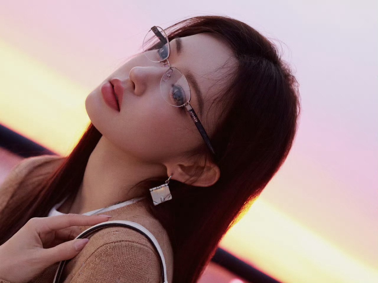 纽约时装周look来袭，是美拉德眼镜造型，高智姐感已经溢出屏幕啦，闪耀海外 程潇