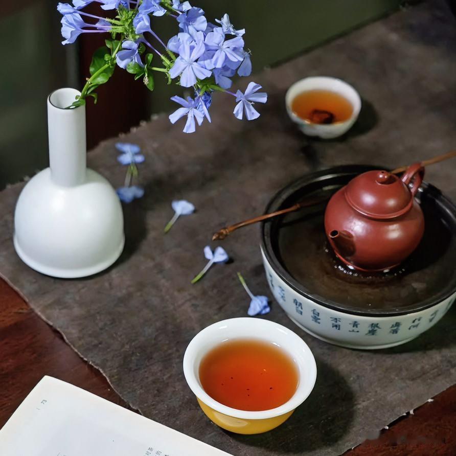 《光阴茶境·庆东原》
沸汤倾玉壶，茶烟绕青瓷。叶儿辗转意无涯，静待方知味自奇。不