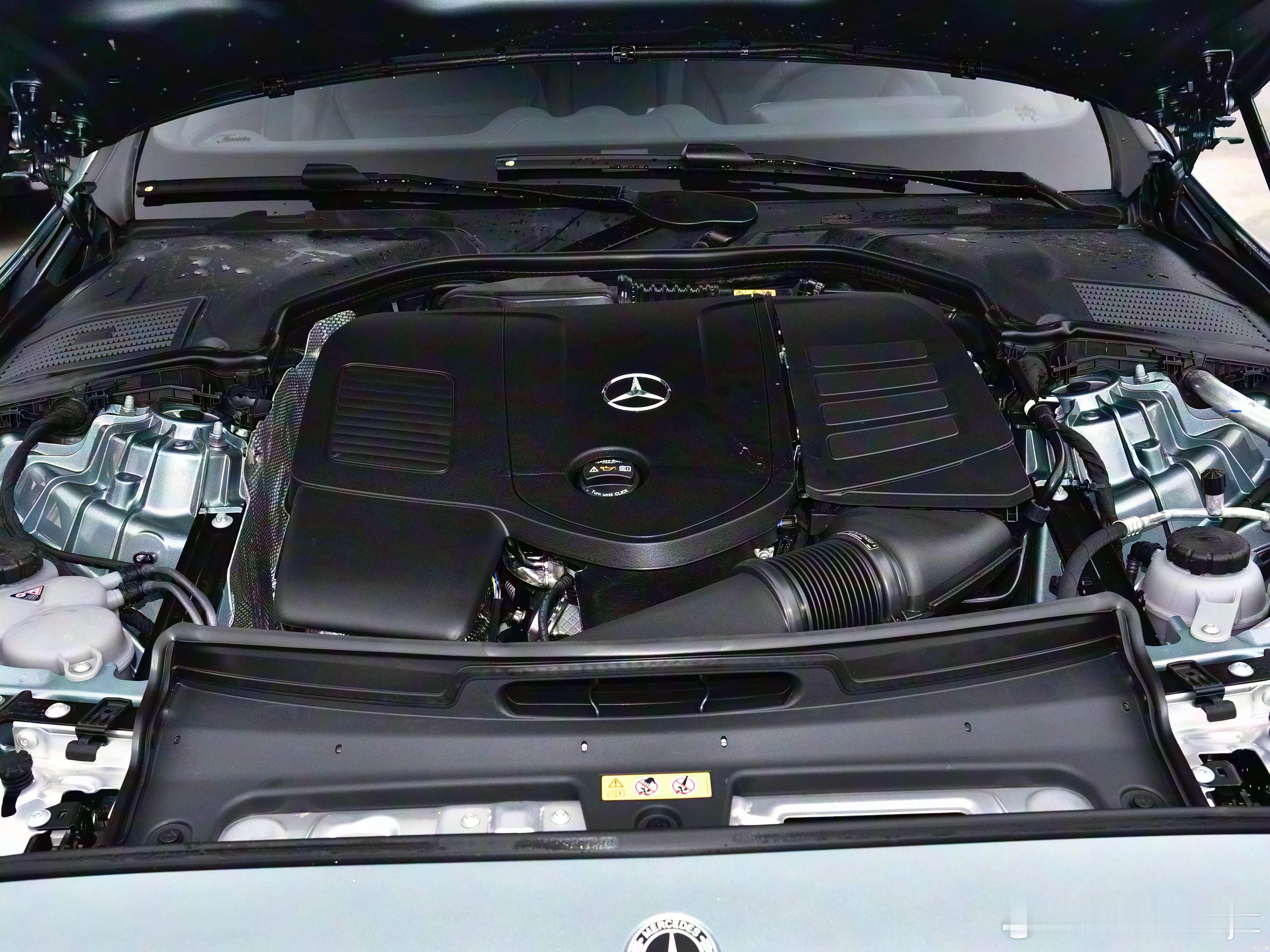 奔驰c C260L现在换成2.0T之后感觉虽然价格明显比宝马3系和奥迪A4L高了