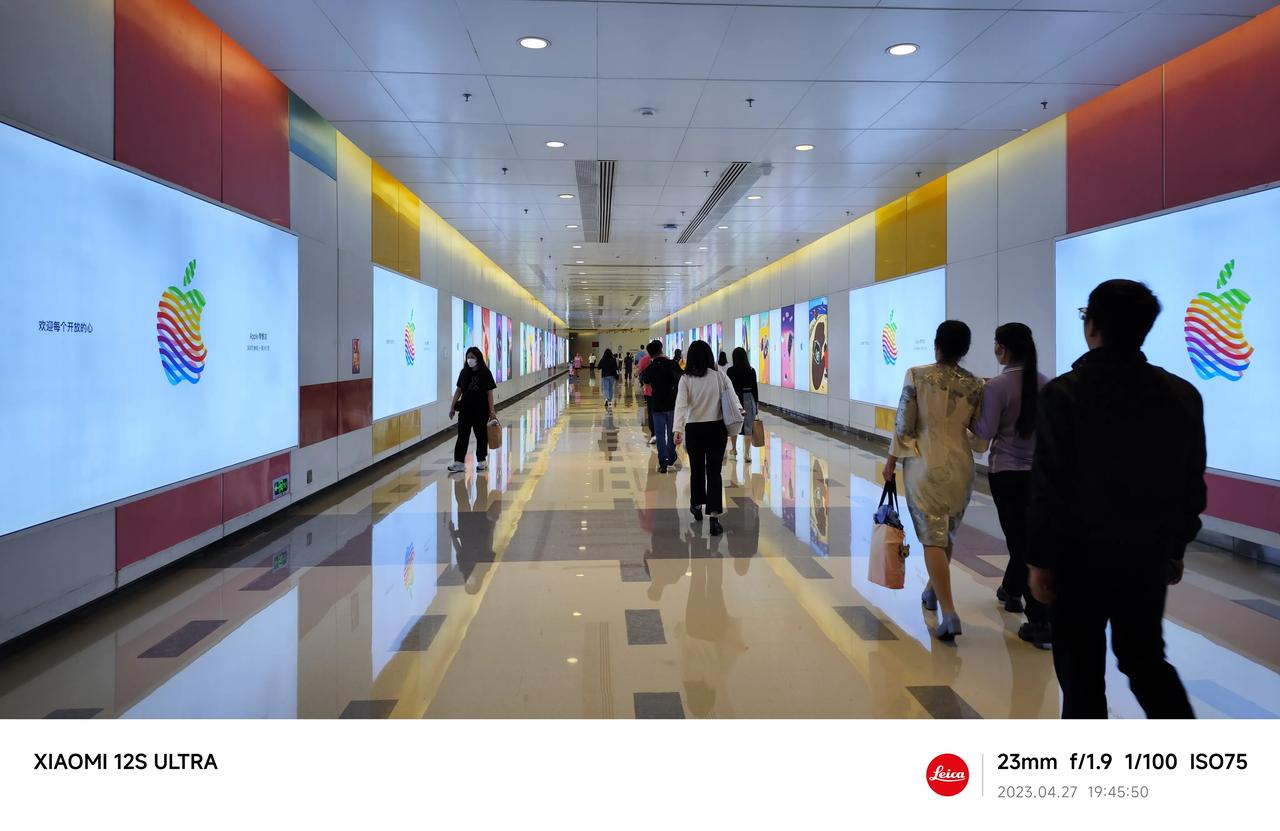 【苹果在深圳第二家直营店】
明天上班领不到开门T恤了
​趁晚上来打个卡吧
​包下