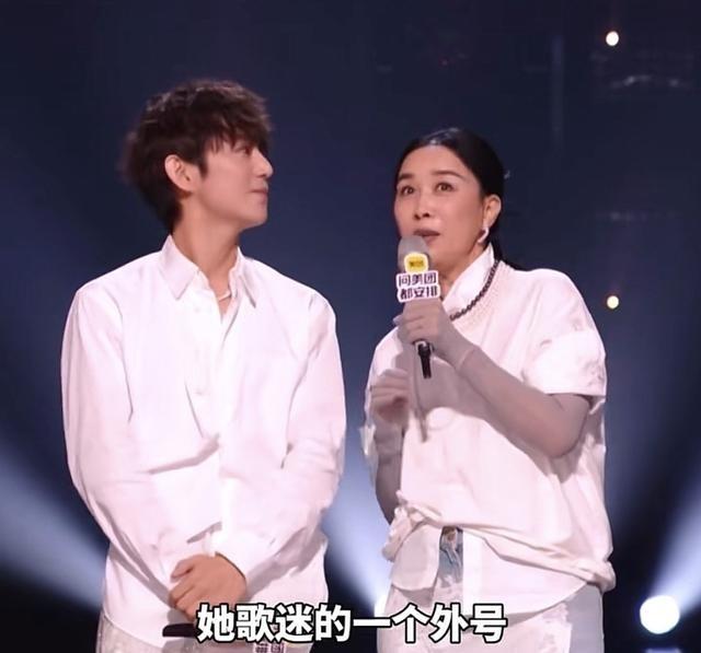 《歌手2026》第四期张碧晨被淘汰太离谱了，节目组明显在搞事情。那英当主持人拼命