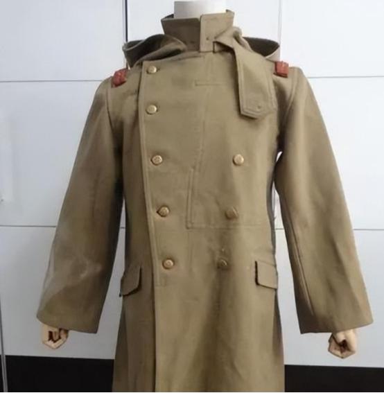 1939年，八路军营长缴获一件日军大衣，觉得材质不错，便送给杨成武。谁料，杨成武