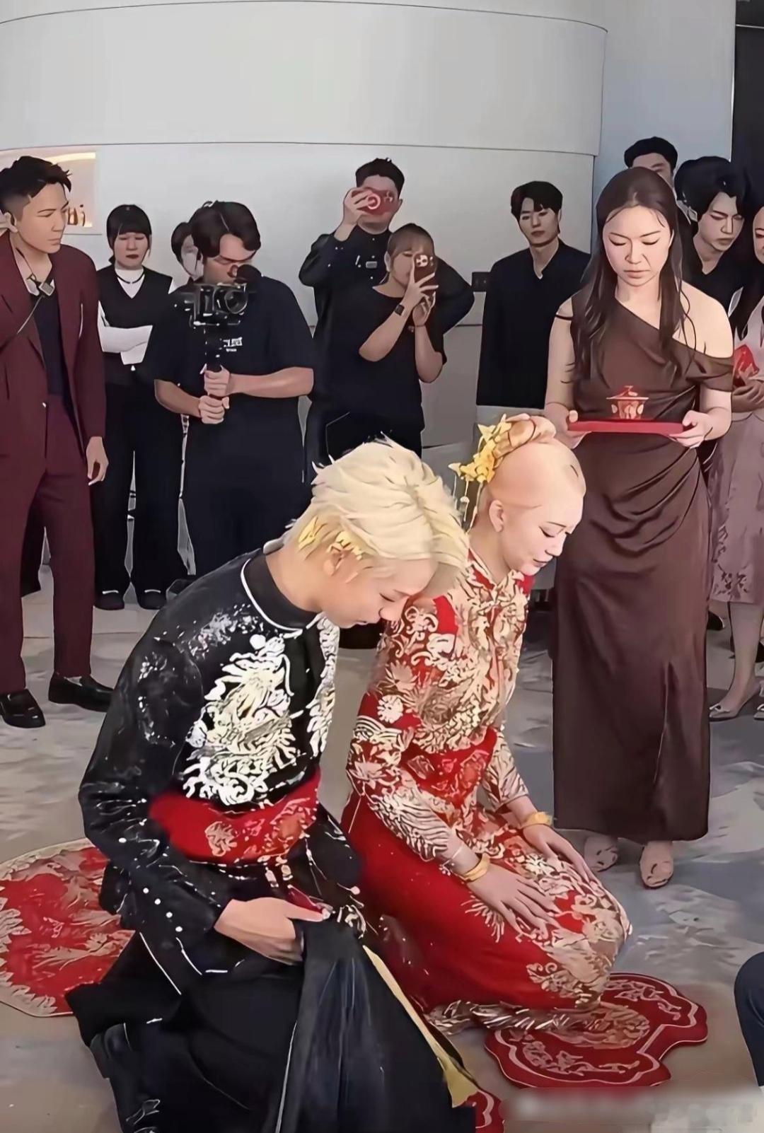应该不止我一个人会看成光头新娘吧 