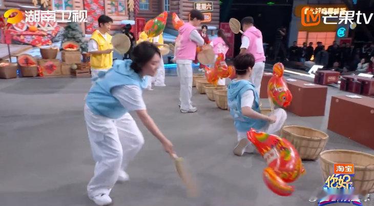 综艺游戏天赋型选手李雪琴 你好星期六 不得了啦！李雪琴玩扇鸡进框游戏，那叫一个稳