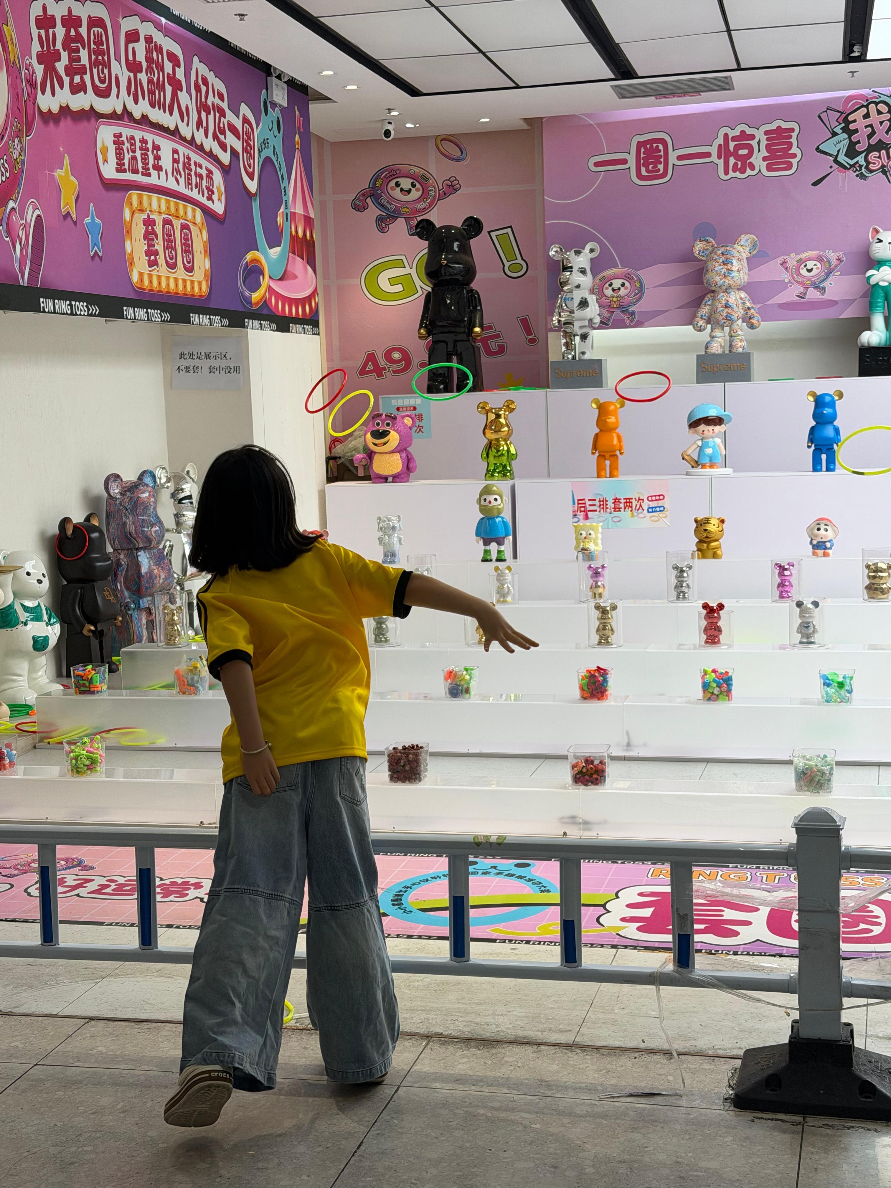 最爱套圈了。 刚出门就遇到39.9块1000个圈 。给孩子套到厌为止 ​​​