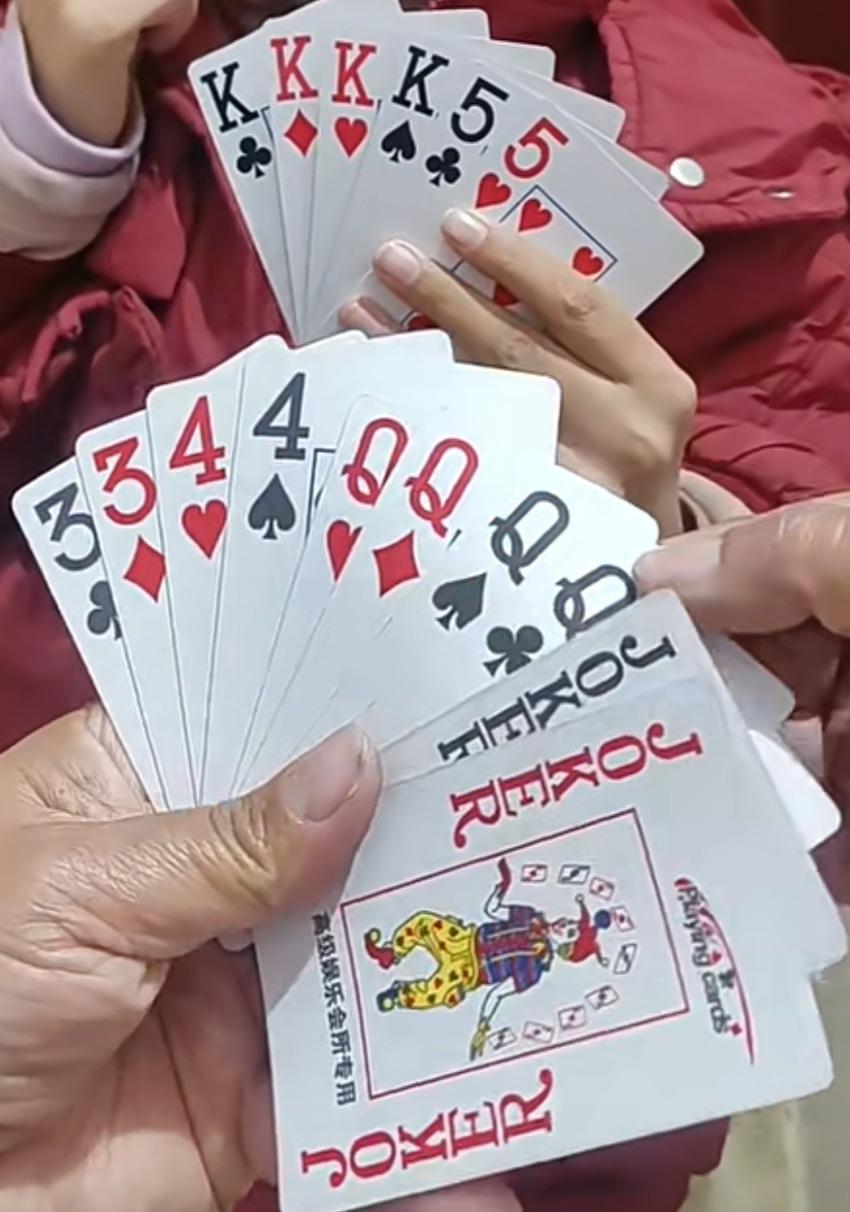 巧解残局。益智游戏，欢乐斗地主，规则有连有带，最多3带1，也可以3不带。下面牌的