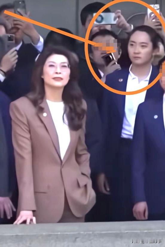 郑丽文身后女保镖意外走红！这安保实力，真的规格超高！
郑丽文拜谒的现场照一出来，