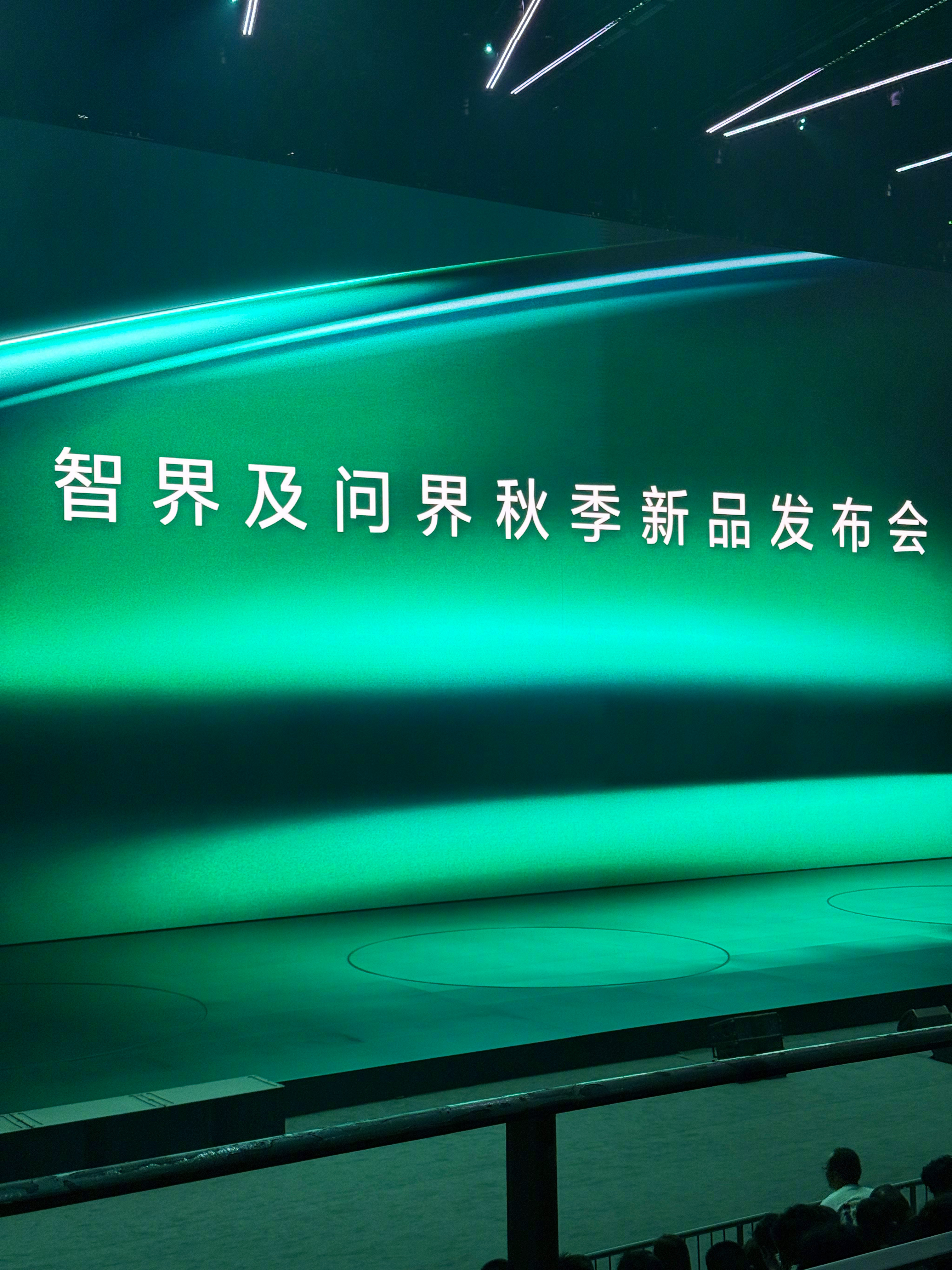 一会和刘亦菲一起过生日[哈哈]，不知道今天她会穿什么颜色的礼服。  ​​​