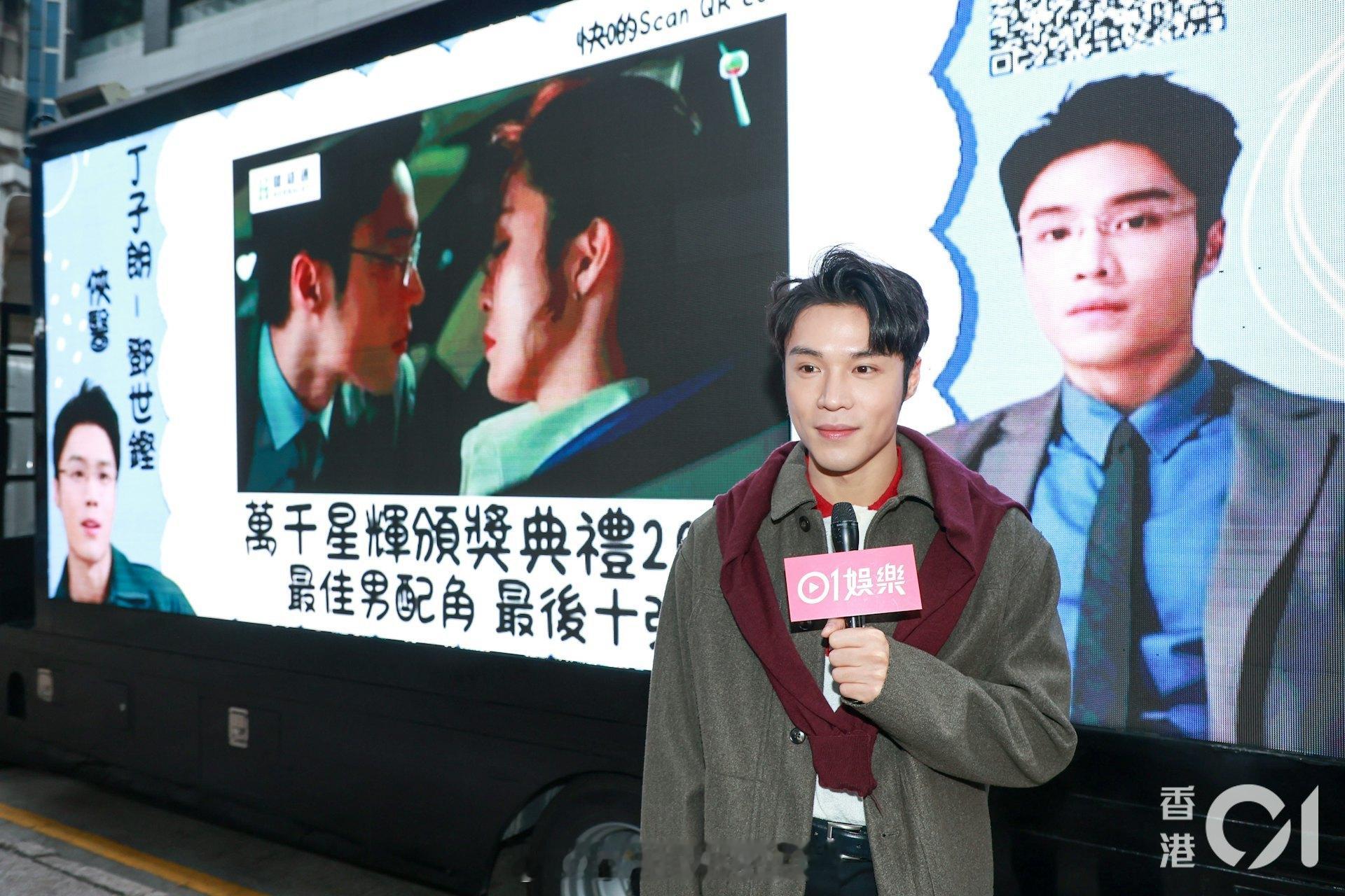 香港01：丁子朗圣诞节落闹市为男配角拉票出尽奇招：同大家自由拥抱昨日（25日）是