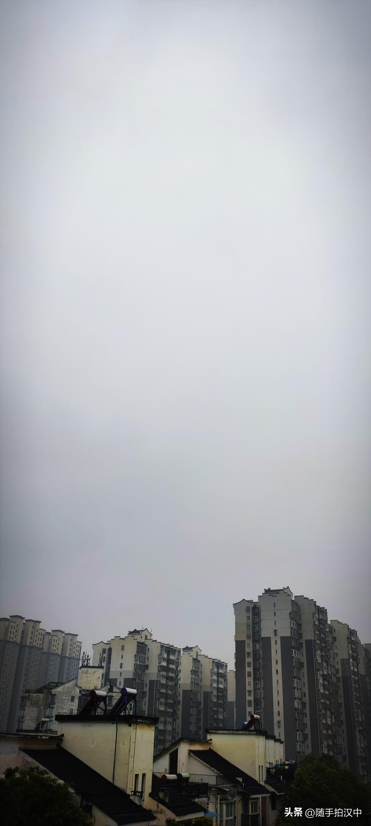 春日生活打卡季视频里说被子厚一点，睡眠质量会提高。可是睡会儿就觉得热，换个蚕丝被