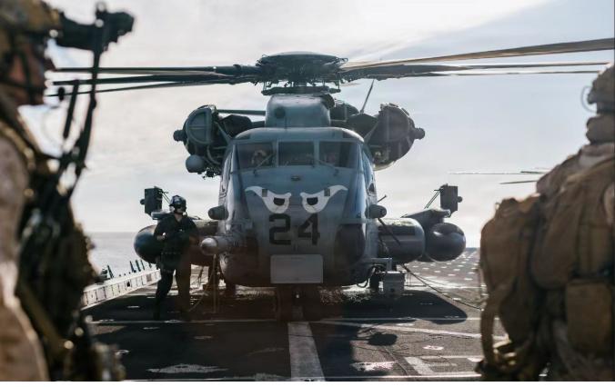 真杀招根本不在战场！伊朗把霍尔木兹海峡封了，美国海军封了阿拉伯海！结果就是，美国