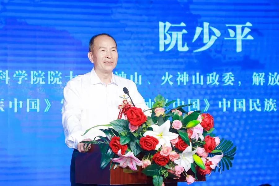 阮小平为何能在工商界、教育界乃至医学界招摇撞骗、呼风唤雨多年而未被及时揭穿？问题