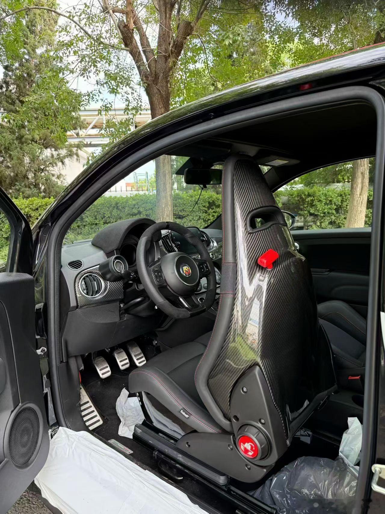 ABARTH  695Ferrari满配 手动  唯一红顶全新车 