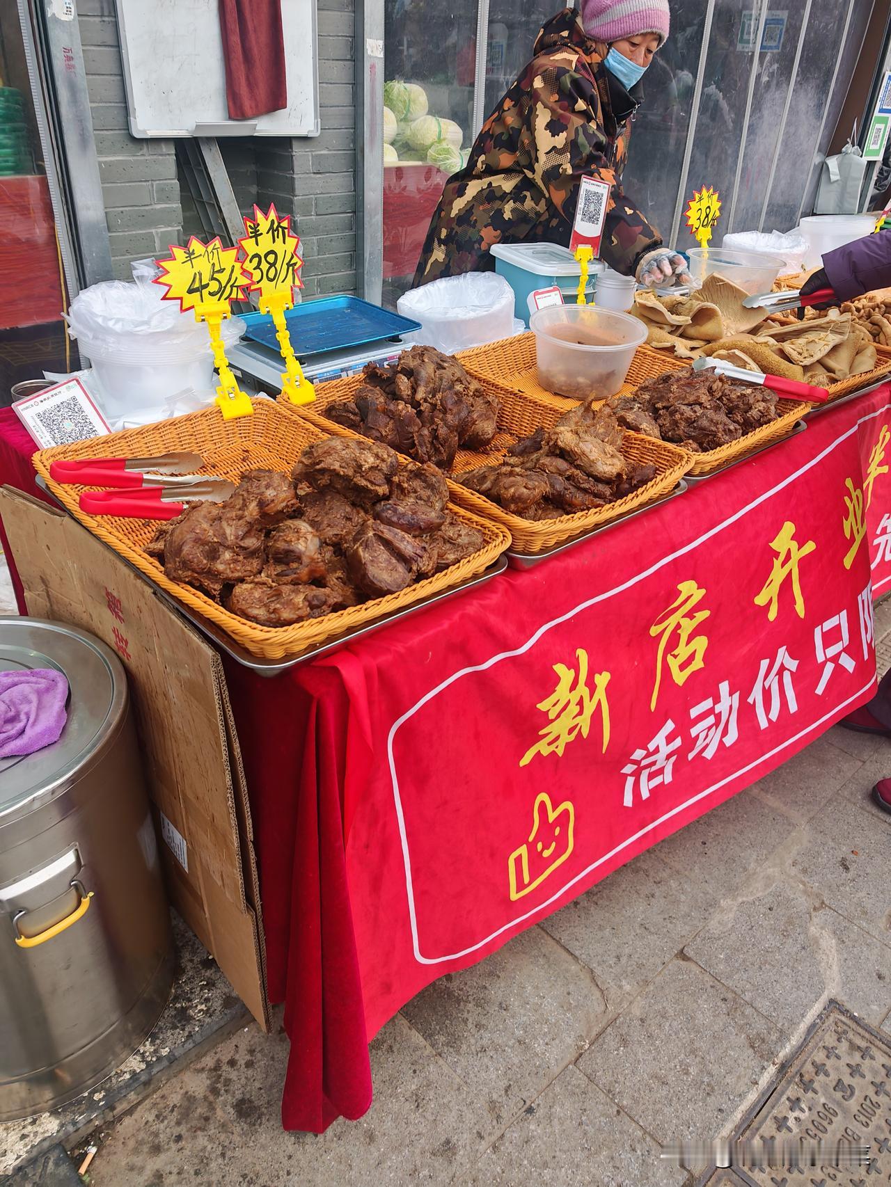 小区门口菜店摆出来的卤牛肉38一斤，还真有人敢买啊。

算算成本这牛肉新鲜的市场