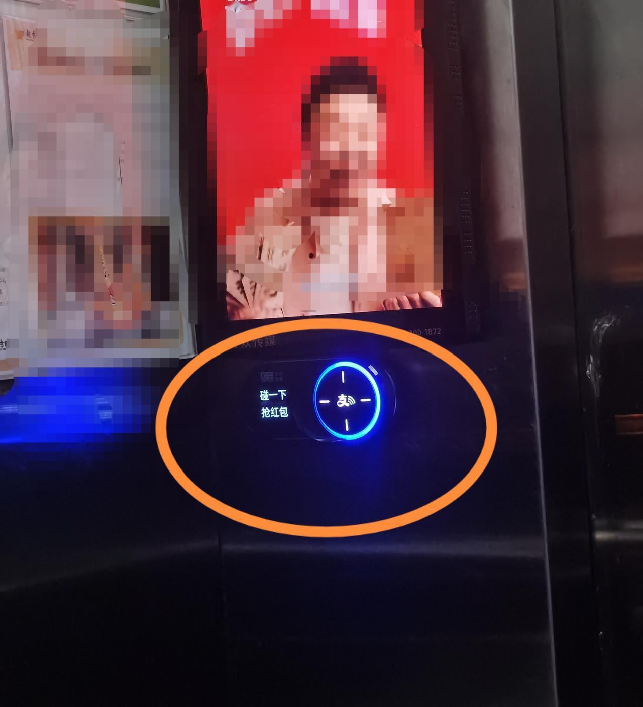 中午和同事闲聊，有个同事发给我们小群里两张图片，然后就在那里吐槽，现在物业真是特